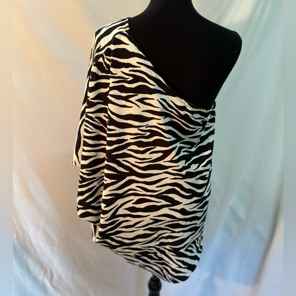 One shoulder top-zebra pattern. - Picture 4 of 4